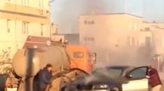 Záchrana, nebo pohroma? Hořící BMW hasili splašky z fekálního vozu