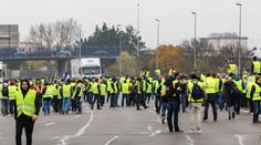 Násilí, pokus o lynč novinářů. Ve Francii protestovalo 106 tisíc lidí