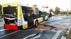Pod autobusem v Mostě se propadla silnice, unikla tam voda