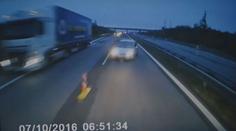 Řidič agresivně předjížděl, málem skončil pod kamionem. VIDEO