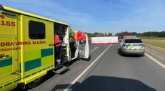 Smrtelná nehoda za Prahou. Na křižovatce se srazilo auto s motorkářem