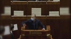 Ubrečenej nácku, napsal slovenský poslanec kolegovi. Začala strkanice