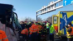 Na výpadovce z Prahy boural bus, na okruhu se převrátil kamion