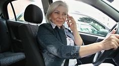 Řidiči se shodují, že řídit bez handfree je nebezpečné. Ale jen 47% z nich ho použije