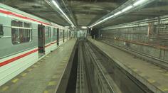 Chlapci měli hodit do kolejiště metra betonovou kouli. Nejezdilo hodinu a půl