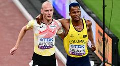 Krásné gesto dojalo fanoušky. Běžec na MS pomohl zraněnému soupeři