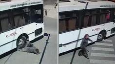Cyklistu srazil a přejel autobus. Neuvěříte, co se stalo potom