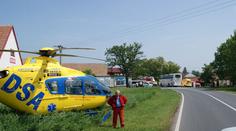 Autobus plný dětí se srazil s traktorem, 9 školáků se zranilo