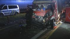 Smrtelná nehoda na dálnici D5, řidič náklaďáku měl couvat k benzínce!