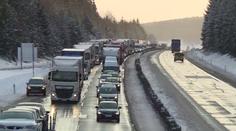 Peklo na silnicích: Ráno nehody, teď je blokují spadané stromy