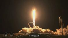 Vesmírná turistika se rozjíždí. SpaceX vzal do kosmu čtyřčlennou posádku