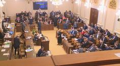 Poslanci první letošní schůzi ukončili předčasně. Pokračovat budou ve středu