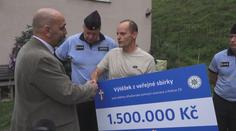 Povodeň vzala Petrovi ženu a dětem mámu. Lidé rodině poslali přes milion