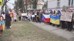 Před sídlem ČOV protestovaly desítky lidí. Nechtějí Rusko a Bělorusko na olympiádě