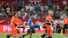 Horor ve Španělsku! Hráč Sevilly se brutálně zranil při zápase