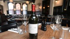 Restauraci omyl vyšel draho! Hostům rozlévala víno za 133 tisíc