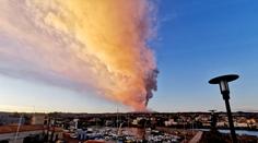 Etna se opět rozbouřila, chrlí lávu a kvůli dýmu museli uzavřít letiště