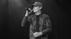 Zemřel frontman oblíbené rockové kapely. Bylo mu pouhých 47 let