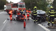 Čelní srážka s náklaďákem na Svitavsku. Pasažéry museli vyprostit, jeden zemřel