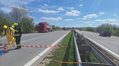 Tři mrtví včetně dítěte. Nehoda kamionů a dodávky na D2 skončila tragicky
