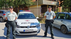 Policisté zachránili ženu z hořícího domu, sami skončili v nemocnici
