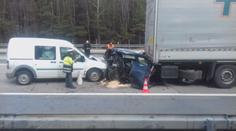 Drsná nehoda na D1. Dodávka přimáčkla auto pod kamion