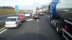 VIDEO: Hasiči měli velké problémy. Uličku řada řidičů pořád neumí!