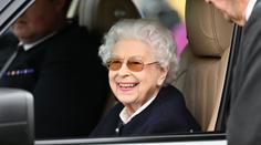 Královna září! Z auta pozorovala přehlídku koní na hradě Windsor