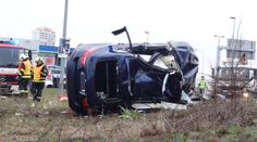 Řidič ve velké rychlosti sešrotoval luxusní BMW, museli ho vystříhat