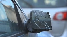 Vandal poničil zaparkovaná auta v Jihlavě. Škody dosahují desítek tisíc korun