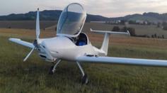 Pilot chtěl uvolnit místo druhému letadlu. Narazilo přímo do něj