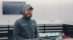 Poznali byste ho? Hvězda formule 1 v přestrojení překvapila mladé fanoušky