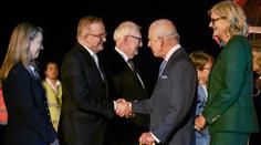 Karel III. vyrazil na velkou cestu. Přerušil léčbu, jedou s ním dva doktoři