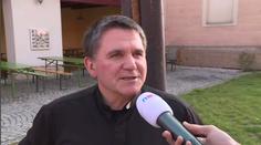 Kněz pořádá na faře bujaré oslavy. Obyvatelé si na něho stěžují