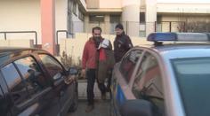 V jeho domě našli 3 mrtvé děti. Teď si pro něj přišla policie