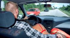 Sex v autě skončil nehodou. Řidiči museli sešít penis ve špitále