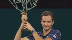 Zverev titul v Paříži nezíská, ve finále podlehl Medveděvovi