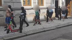 Taxikář v Praze odmítl svézt najednou osm turistů. Ti ho měli napadnout a okrást
