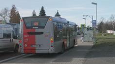 Řidič autobusu dětem netiskne lístky. Když na ně přijde revizor, mají problémy