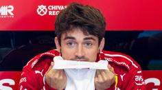Leclerc v prvním tréninku skončil ve zdi. Nejrychlejší byl Verstappen, pak Russell