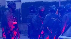 Muž se v Praze zabarikádoval v bytě a vyhrožoval zbraní. Zasahovala policie
