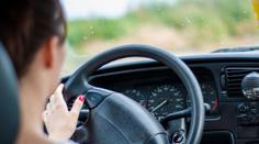 Za deset dvě, nebo tři čtvrtě na tři? Jak správně sedět a držet volant