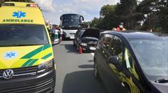 U Mohelnice se srazilo auto a autobus s 46 dětmi na palubě. Dvě se zranily