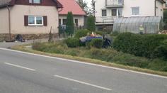 Při předjíždění auto vyletělo ze silnice, devatenáctiletý řidič zemřel