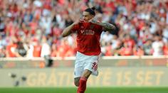 Posilu Reds vyprovokoval k červené kartě, teď mu fanoušci hrozí smrtí