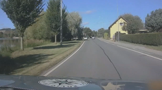Auto u Lanškrouna ujíždělo policii stopadesátkou. Stále se neví, kdo vůz řídil
