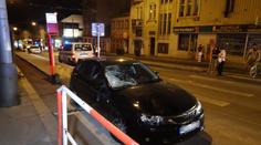 Mladík v subaru srazil ženu na přechodu a ujel. Pak se vrátil a dostal pouta