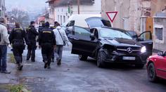 Šílenec na D5 ohrožoval ostatní! Jel 200 km/h, chytili ho na střeše