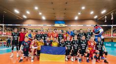 Jihostroj zahrál ukrajinskou hymnu bývalému hráči. Navíc vybral 50 tisíc