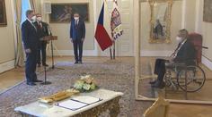 Česko má nového premiéra! Zeman jmenoval za plexisklem Petra Fialu